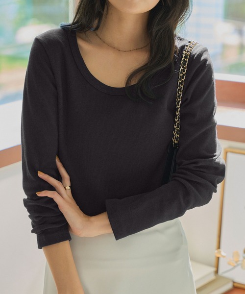 KOBE LETTUCE（コウベレタス）の「[ M L XL 選べるサイズ ] 深Uネック細リブ長袖Tシャツ（Tシャツ/カットソー・レディース・オフホワイト/ベージュ/レッド/ブラック/グレー/グリーン/アイボリー系/ネイビー/ピンク/イエロー系・L/M/XL）」の2枚目の写真