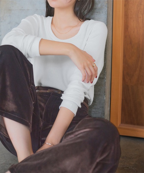 KOBE LETTUCE（コウベレタス）の「[ M L XL 選べるサイズ ] 深Uネック細リブ長袖Tシャツ（Tシャツ/カットソー・レディース・オフホワイト/ベージュ/レッド/ブラック/グレー/グリーン/アイボリー系/ネイビー/ピンク/イエロー系・L/M/XL）」の12枚目の写真