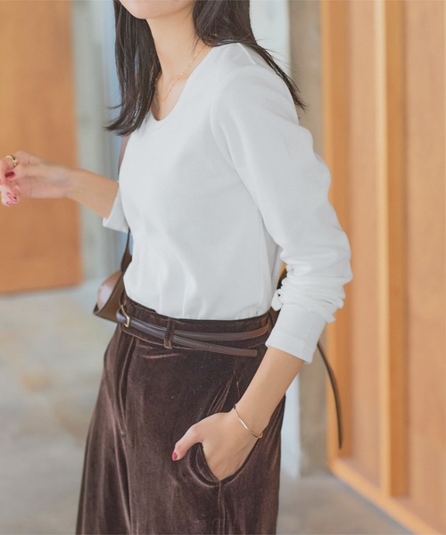 KOBE LETTUCE（コウベレタス）の「[ M L XL 選べるサイズ ] 深Uネック細リブ長袖Tシャツ（Tシャツ/カットソー・レディース・オフホワイト/ベージュ/レッド/ブラック/グレー/グリーン/アイボリー系/ネイビー/ピンク/イエロー系・L/M/XL）」の14枚目の写真