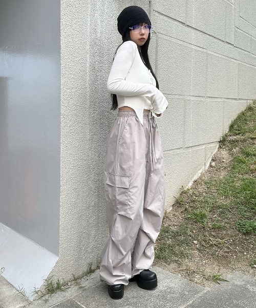 LVEU.(ラブユ.)の「【LVEU.】レースアップレイヤードトップス / トップス カットソー 長袖 レースアップ リブ レイヤード クロップド フレアスリーブ バレエコア ショート ブラック ホワイト(Tシャツ/カットソー・レディース・ブラック/ホワイト・FREE)」の4枚目の写真