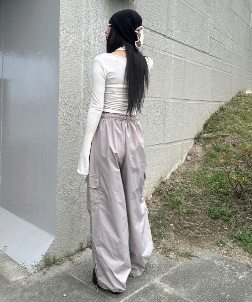 LVEU.(ラブユ.)の「【LVEU.】レースアップレイヤードトップス / トップス カットソー 長袖 レースアップ リブ レイヤード クロップド フレアスリーブ バレエコア ショート ブラック ホワイト(Tシャツ/カットソー・レディース・ブラック/ホワイト・FREE)」の5枚目の写真