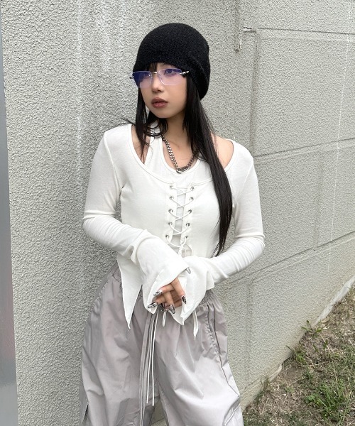 LVEU.(ラブユ.)の「【LVEU.】レースアップレイヤードトップス / トップス カットソー 長袖 レースアップ リブ レイヤード クロップド フレアスリーブ バレエコア ショート ブラック ホワイト(Tシャツ/カットソー・レディース・ブラック/ホワイト・FREE)」の6枚目の写真