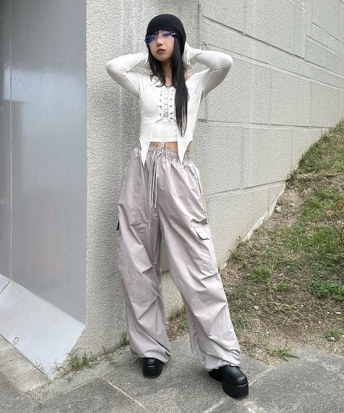 LVEU.(ラブユ.)の「【LVEU.】レースアップレイヤードトップス / トップス カットソー 長袖 レースアップ リブ レイヤード クロップド フレアスリーブ バレエコア ショート ブラック ホワイト(Tシャツ/カットソー・レディース・ブラック/ホワイト・FREE)」の8枚目の写真