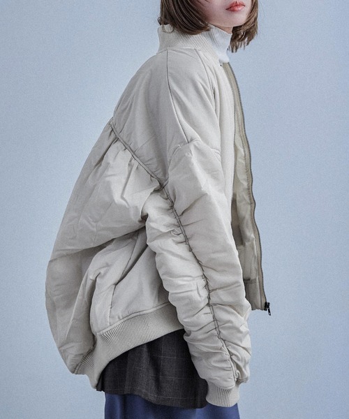 Fashion Letter（ファッションレター）の「ギャザースリーブ 中綿入り オーバーサイズMA-1（MA-1・レディース・ブラック/アイボリー/グレー・M）」の3枚目の写真