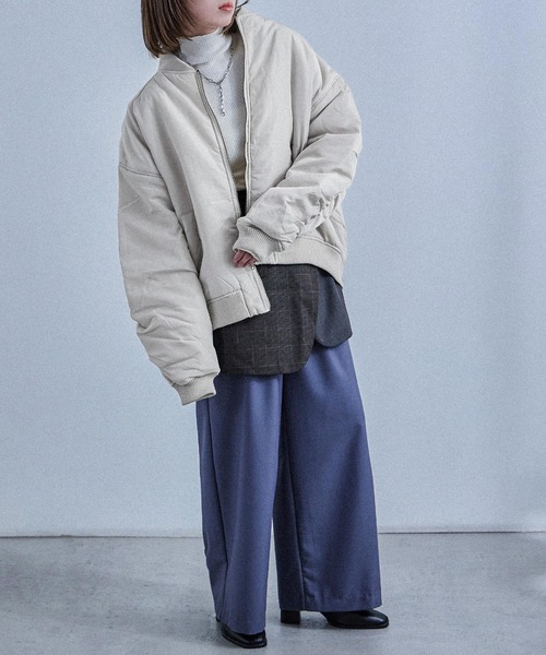 Fashion Letter（ファッションレター）の「ギャザースリーブ 中綿入り オーバーサイズMA-1（MA-1・レディース・ブラック/アイボリー/グレー・M）」の5枚目の写真