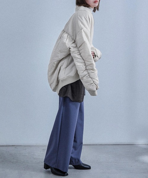 Fashion Letter（ファッションレター）の「ギャザースリーブ 中綿入り オーバーサイズMA-1（MA-1・レディース・ブラック/アイボリー/グレー・M）」の10枚目の写真