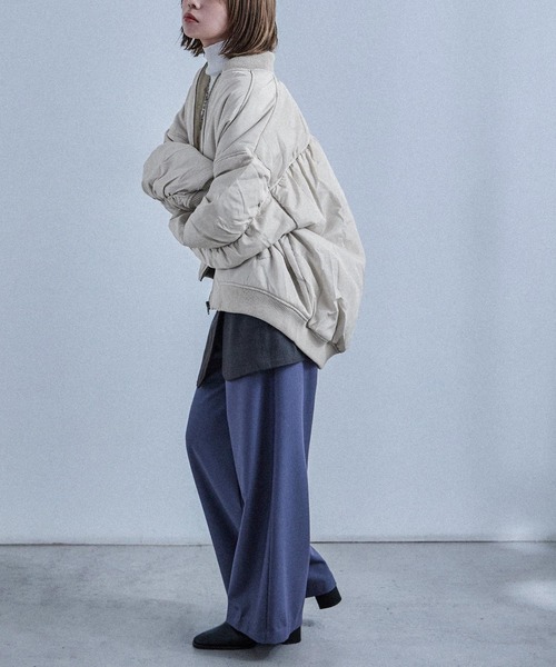 Fashion Letter（ファッションレター）の「ギャザースリーブ 中綿入り オーバーサイズMA-1（MA-1・レディース・ブラック/アイボリー/グレー・M）」の12枚目の写真