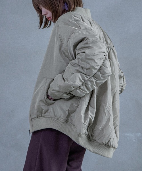 Fashion Letter（ファッションレター）の「ギャザースリーブ 中綿入り オーバーサイズMA-1（MA-1・レディース・ブラック/アイボリー/グレー・M）」の22枚目の写真