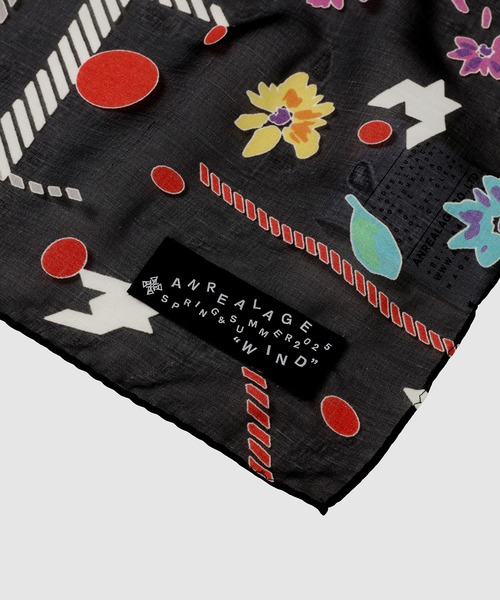 ANREALAGE（アンリアレイジ）の「WIND BLOW MULTI SCARF（ストール/ショール・レディース・ホワイト/ブラック・ONE SIZE）」の3枚目の写真