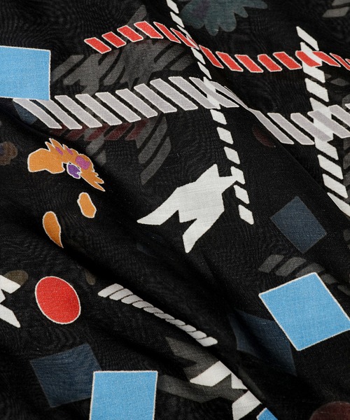 ANREALAGE（アンリアレイジ）の「WIND BLOW MULTI SCARF（ストール/ショール・レディース・ホワイト/ブラック・ONE SIZE）」の4枚目の写真