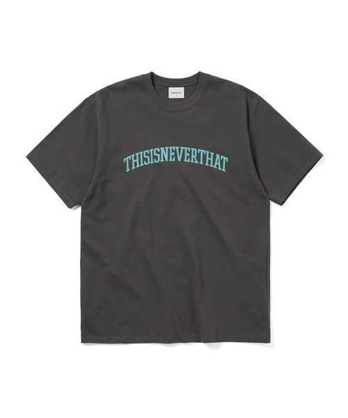 thisisneverthat(ディスイズネバーザット)の「Arch-Logo Tee(Tシャツ/カットソー・メンズ・チャコール/オートミール/ブルー系その他/ピンク/ホワイト・S/M/L/XL)」の2枚目の写真