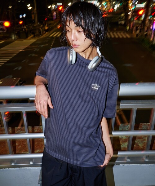 UMBRO（アンブロ）の「UMBRO/アンブロ 別注 UMBRO ボーダークルーネックTシャツ(限定展開)(UNISEX)（Tシャツ/カットソー・メンズ・ブラック/チャコールグレー・MEDIUM/LARGE）」の18枚目の写真