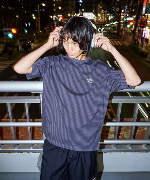 UMBRO（アンブロ）の「UMBRO/アンブロ 別注 UMBRO ボーダークルーネックTシャツ(限定展開)(UNISEX)（Tシャツ/カットソー・メンズ・ブラック/チャコールグレー・MEDIUM/LARGE）」の3枚目の写真