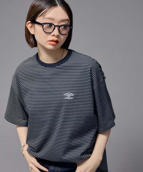 UMBRO（アンブロ）の「UMBRO/アンブロ 別注 UMBRO ボーダークルーネックTシャツ(限定展開)(UNISEX)（Tシャツ/カットソー・メンズ・ブラック/チャコールグレー・MEDIUM/LARGE）」の6枚目の写真