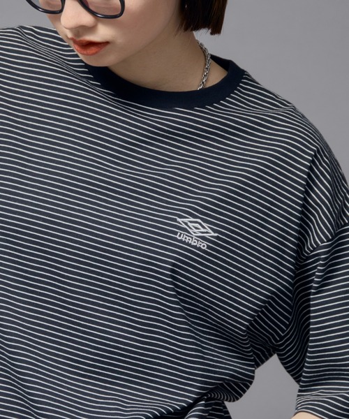 UMBRO（アンブロ）の「UMBRO/アンブロ 別注 UMBRO ボーダークルーネックTシャツ(限定展開)(UNISEX)（Tシャツ/カットソー・メンズ・ブラック/チャコールグレー・MEDIUM/LARGE）」の2枚目の写真