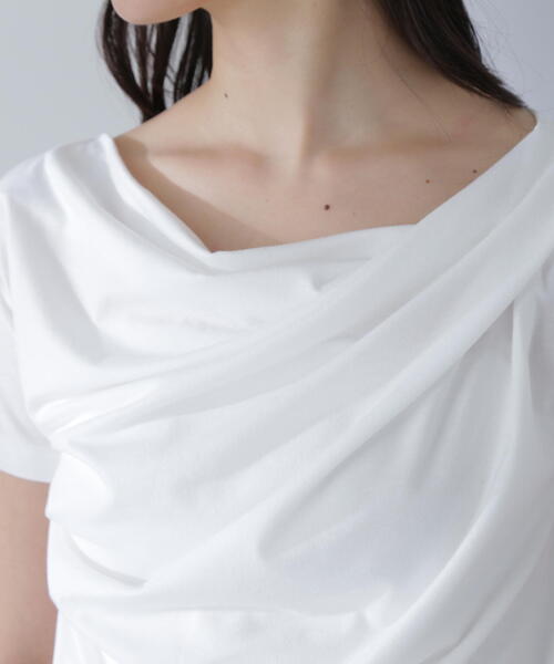 NATURAL BEAUTY BASIC（ナチュラルビューティーベーシック）の「◇ドレープデザイントップス（Tシャツ/カットソー・レディース・ブラウン/ブラック/オフホワイト・FREE）」の15枚目の写真