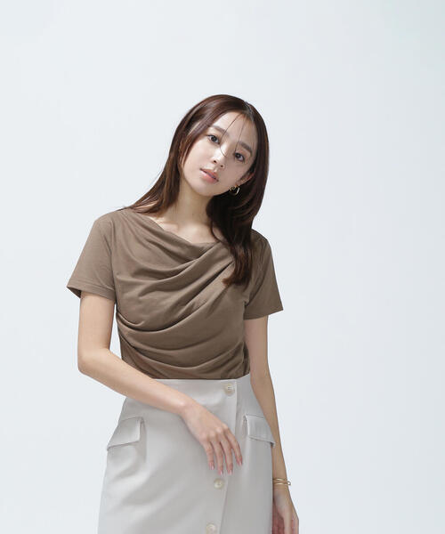 NATURAL BEAUTY BASIC（ナチュラルビューティーベーシック）の「◇ドレープデザイントップス（Tシャツ/カットソー・レディース・ブラウン/ブラック/オフホワイト・FREE）」の6枚目の写真