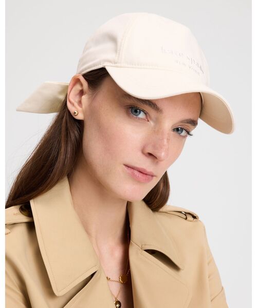 kate spade new york（ケイトスペード ニューヨーク）の「ロゴ ボウ ベースボール キャップ（キャップ・レディース・ホワイト・ONE）」の2枚目の写真