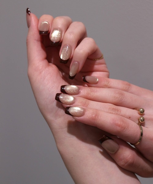 Anail（エーネイル）の「3D水光ネイルベージュマグネットブラウンフレンチシンプルスクエアネイルチップ（ネイルシール/ネイルチップ・レディース・ゴールド・SMALL/LARGE/MEDIUM）」の3枚目の写真