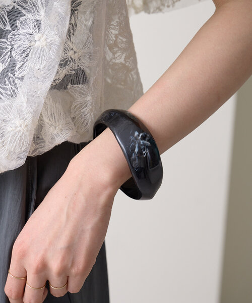 Omekashi(オメカシ)の「バングル(ブレスレット・レディース・オフホワイト/クリア/ブラック/ブラウン・ONE SIZE)」の3枚目の写真