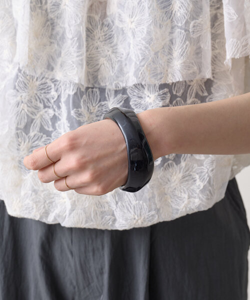 Omekashi(オメカシ)の「バングル(ブレスレット・レディース・オフホワイト/クリア/ブラック/ブラウン・ONE SIZE)」の11枚目の写真