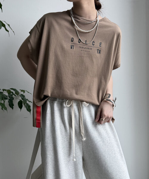 DouDou(ドゥドゥ)の「【WEB限定】カラーラインスリットTEE(Tシャツ/カットソー・レディース・ベージュ/オフホワイト/チャコールグレー・FREE)」の2枚目の写真
