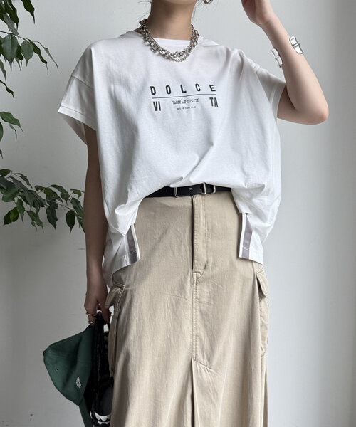 DouDou(ドゥドゥ)の「【WEB限定】カラーラインスリットTEE(Tシャツ/カットソー・レディース・ベージュ/オフホワイト/チャコールグレー・FREE)」の1枚目の写真