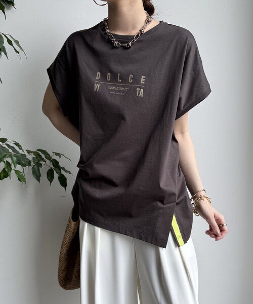 DouDou(ドゥドゥ)の「【WEB限定】カラーラインスリットTEE(Tシャツ/カットソー・レディース・ベージュ/オフホワイト/チャコールグレー・FREE)」の3枚目の写真