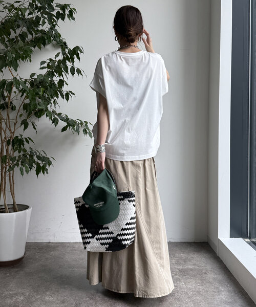 DouDou(ドゥドゥ)の「【WEB限定】カラーラインスリットTEE(Tシャツ/カットソー・レディース・ベージュ/オフホワイト/チャコールグレー・FREE)」の16枚目の写真
