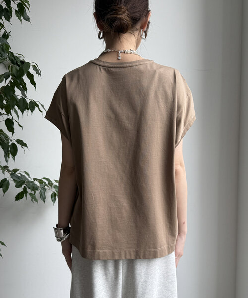 DouDou(ドゥドゥ)の「【WEB限定】カラーラインスリットTEE(Tシャツ/カットソー・レディース・ベージュ/オフホワイト/チャコールグレー・FREE)」の4枚目の写真
