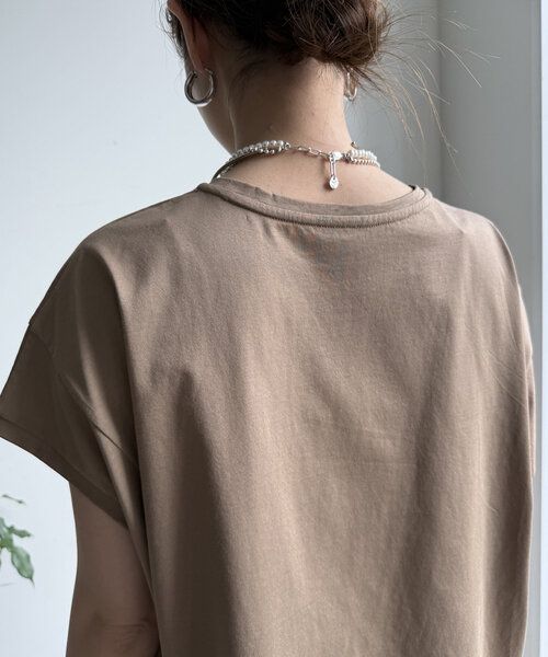 DouDou(ドゥドゥ)の「【WEB限定】カラーラインスリットTEE(Tシャツ/カットソー・レディース・ベージュ/オフホワイト/チャコールグレー・FREE)」の5枚目の写真