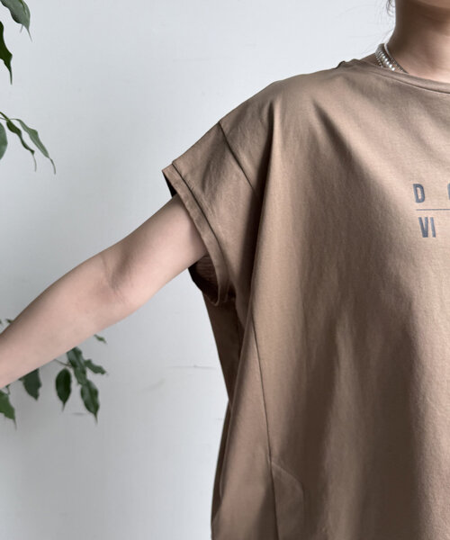 DouDou(ドゥドゥ)の「【WEB限定】カラーラインスリットTEE(Tシャツ/カットソー・レディース・ベージュ/オフホワイト/チャコールグレー・FREE)」の7枚目の写真