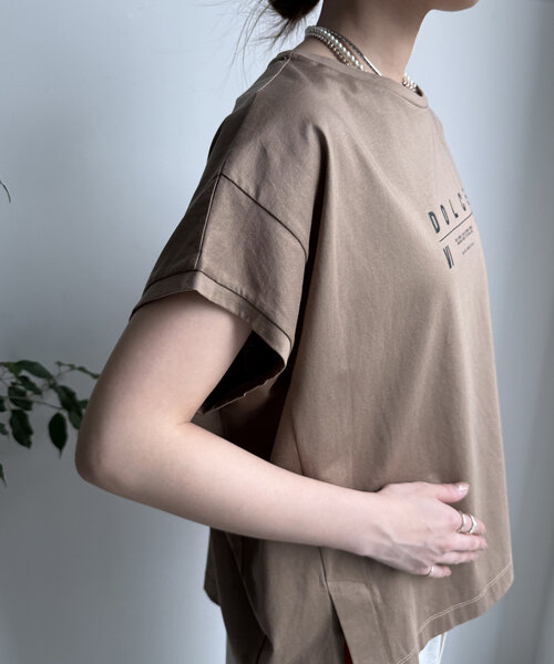 DouDou(ドゥドゥ)の「【WEB限定】カラーラインスリットTEE(Tシャツ/カットソー・レディース・ベージュ/オフホワイト/チャコールグレー・FREE)」の8枚目の写真