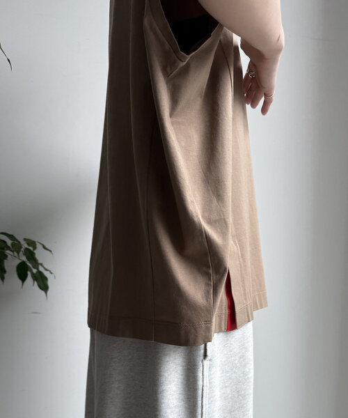 DouDou(ドゥドゥ)の「【WEB限定】カラーラインスリットTEE(Tシャツ/カットソー・レディース・ベージュ/オフホワイト/チャコールグレー・FREE)」の9枚目の写真