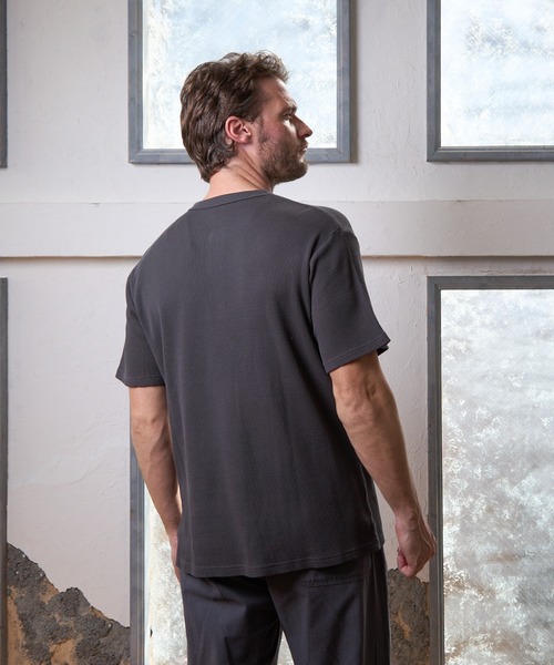 paradigm（パラダイム）の「【paradigm】ガス焼きワッフルヘンリーネックT（Tシャツ/カットソー・メンズ・ブラック/ダークグレー/ホワイト・MEDIUM/LARGE/X-LARGE）」の6枚目の写真