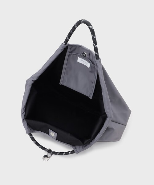 OPAQUE.CLIP（オペークドットクリップ）の「【軽量/A4サイズ対応】ロープハンドルドロストBIGトートバッグ（トートバッグ・レディース・ブラック/ベージュ/チャコールグレー・00）」の16枚目の写真