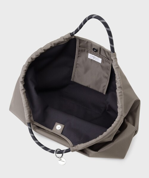 OPAQUE.CLIP（オペークドットクリップ）の「【軽量/A4サイズ対応】ロープハンドルドロストBIGトートバッグ（トートバッグ・レディース・ブラック/ベージュ/チャコールグレー・00）」の18枚目の写真