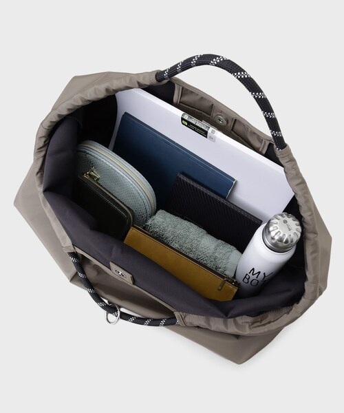 OPAQUE.CLIP（オペークドットクリップ）の「【軽量/A4サイズ対応】ロープハンドルドロストBIGトートバッグ（トートバッグ・レディース・ブラック/ベージュ/チャコールグレー・00）」の19枚目の写真