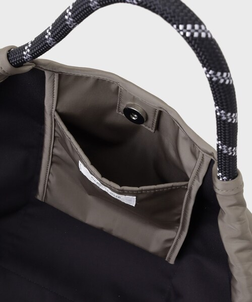OPAQUE.CLIP（オペークドットクリップ）の「【軽量/A4サイズ対応】ロープハンドルドロストBIGトートバッグ（トートバッグ・レディース・ブラック/ベージュ/チャコールグレー・00）」の20枚目の写真