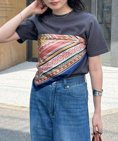 fredy emue（フレディエミュ）の「オリエンタルスクエアプリントスカーフ（バンダナ/スカーフ・レディース・オレンジ系その他/ブルー系その他・FREE）」の2枚目の写真