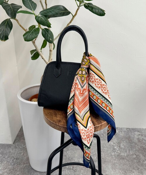 fredy emue（フレディエミュ）の「オリエンタルスクエアプリントスカーフ（バンダナ/スカーフ・レディース・オレンジ系その他/ブルー系その他・FREE）」の9枚目の写真