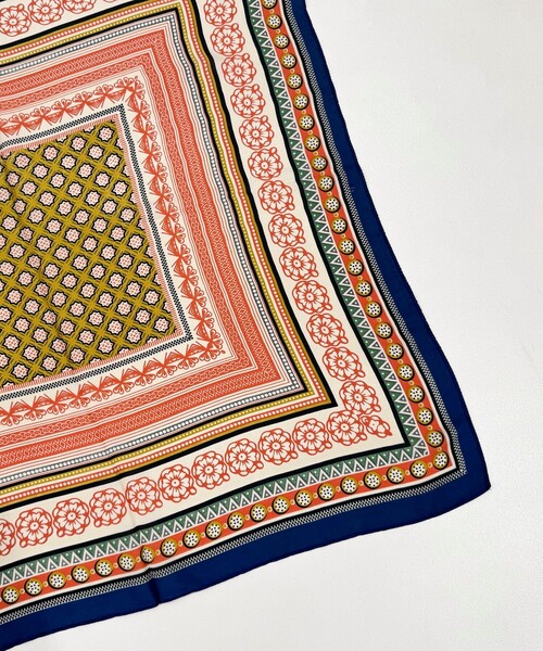 fredy emue（フレディエミュ）の「オリエンタルスクエアプリントスカーフ（バンダナ/スカーフ・レディース・オレンジ系その他/ブルー系その他・FREE）」の20枚目の写真