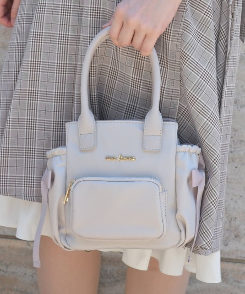 axes femme（アクシーズファム）の「リボン撥水ナイロンポシェット（ショルダーバッグ・レディース・グレイッシュベージュ/ネイビー・FREE）」の2枚目の写真