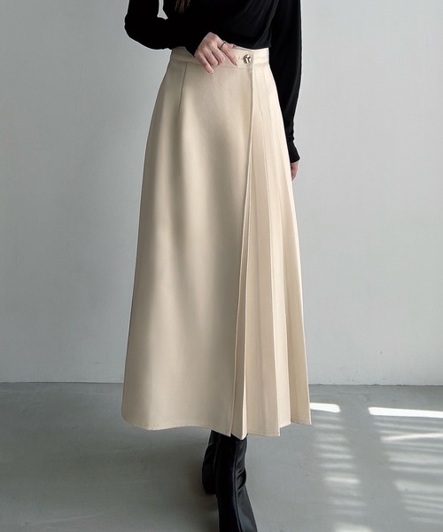 Meiru（メイル）の「プリーツラップミディアムスカート（スカート・レディース・ブラック/アイボリー/チャコール・MEDIUM/LARGE/SMALL）」の2枚目の写真