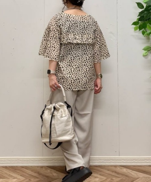 Right-on(ライトオン)の「HONEYSUCKLE ROSE(ハニーサックルローズ)【レディース】フリルブラウス(シャツ/ブラウス・レディース・ベージュ/ブラック/オフホワイト・M/L)」の17枚目の写真