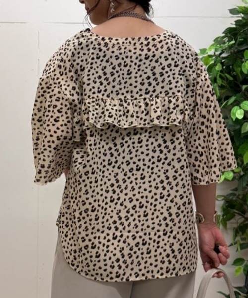 Right-on(ライトオン)の「HONEYSUCKLE ROSE(ハニーサックルローズ)【レディース】フリルブラウス(シャツ/ブラウス・レディース・ベージュ/ブラック/オフホワイト・M/L)」の20枚目の写真