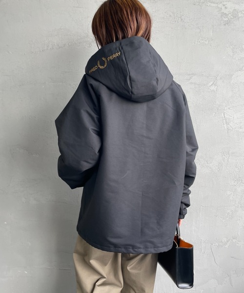 FRED PERRY/フレッドペリー] 別注 パデッド フード刺繍シェル