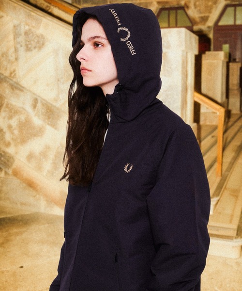 【タイムセール】フレッドペリー　ダークブルー デニム　ジャケット　ブルゾン FRED PERRY/フレッドペリー] 別注 パデッド フード刺繍シェル