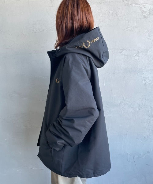 FRED PERRY/フレッドペリー] 別注 パデッド フード刺繍シェル