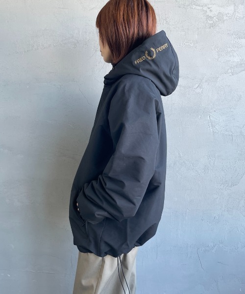 FRED PERRY/フレッドペリー] 別注 パデッド フード刺繍シェル